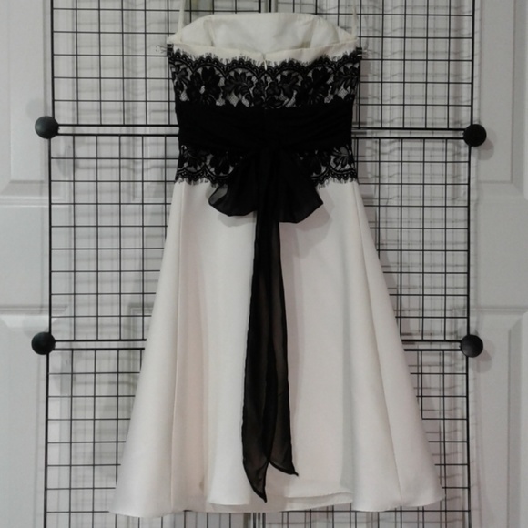 Strapless cocktail/prom dress with sash. NWOT - Picture 4 of 4